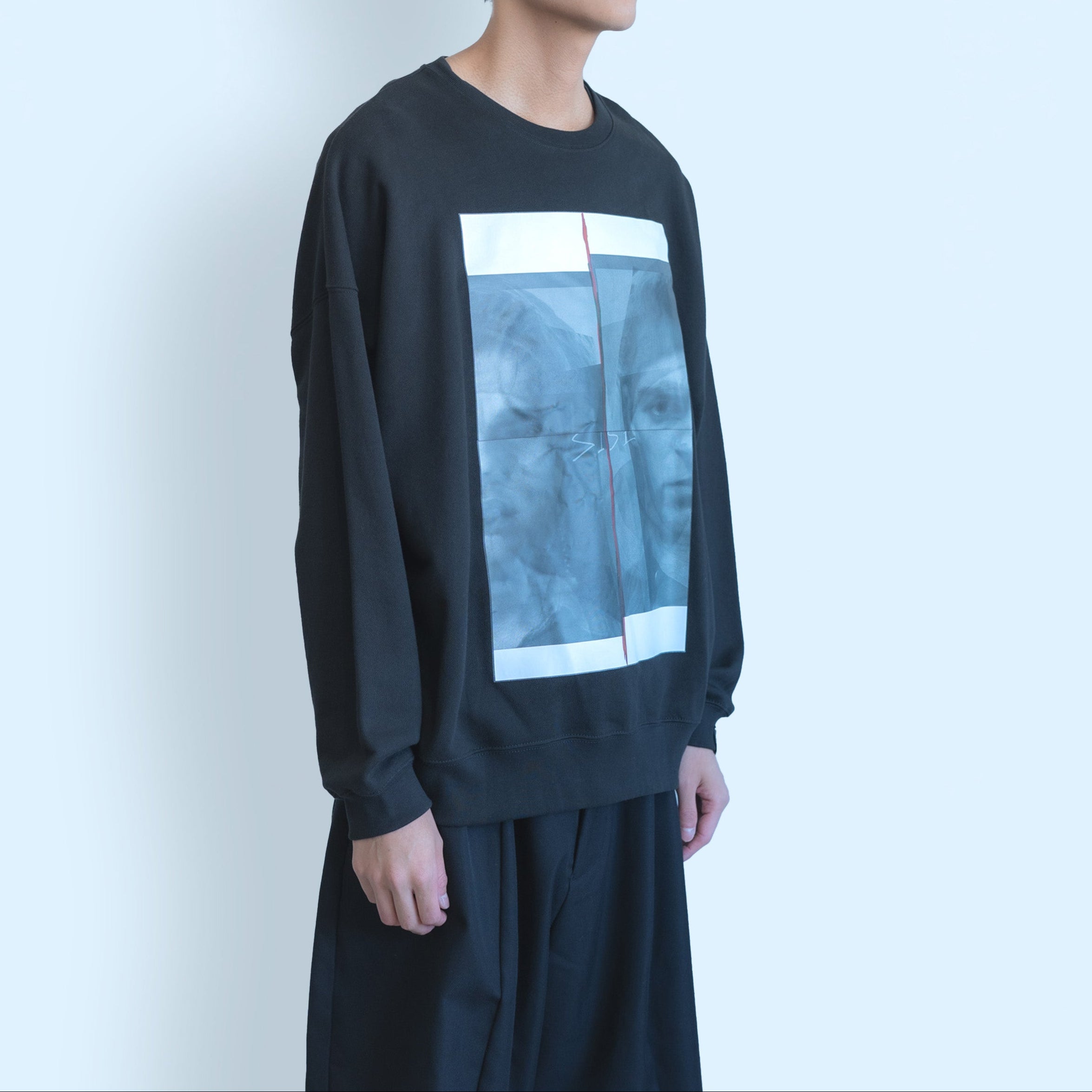 26SS SPLIT FACE CREW SWEAT (BLACK)