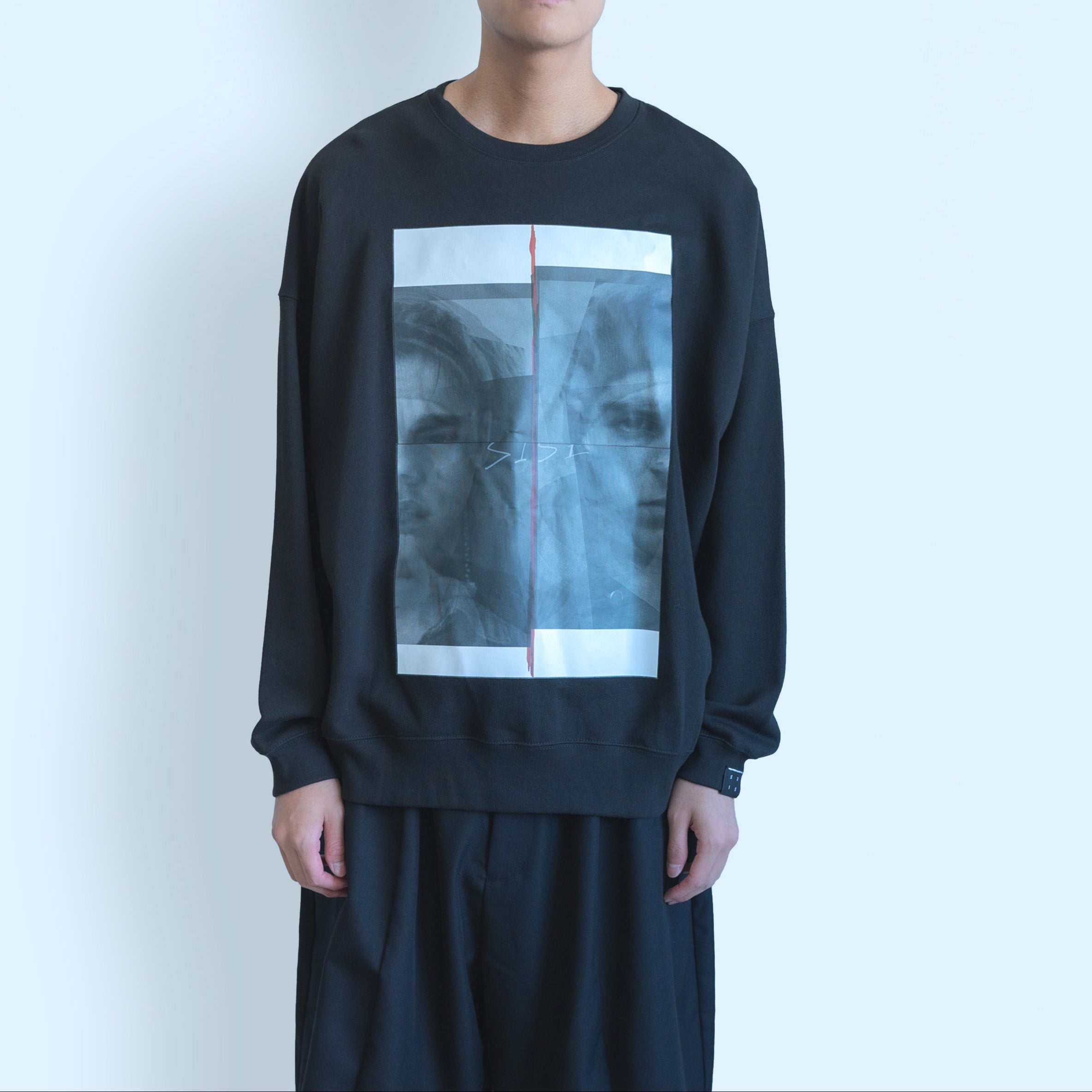 26SS SPLIT FACE CREW SWEAT (BLACK)