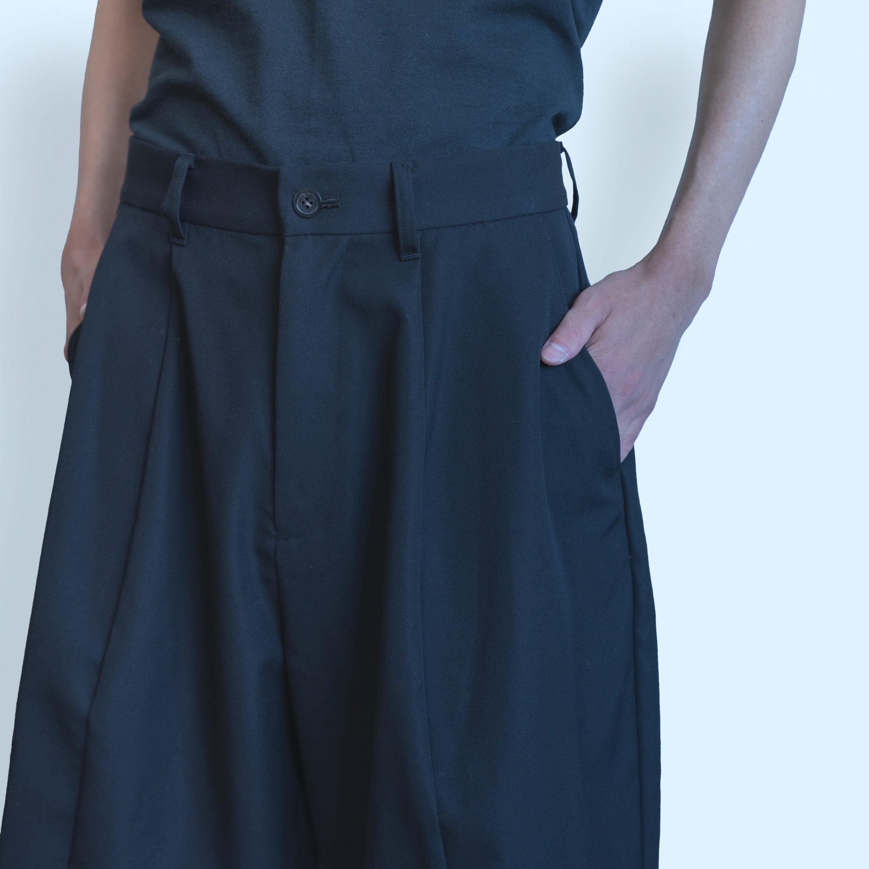 26SS WOOL BARREL HALF PANTS (BLACK)